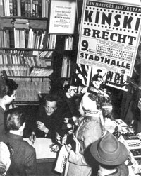 Kinski bei einer Autogrammstunde, 7. April 1959