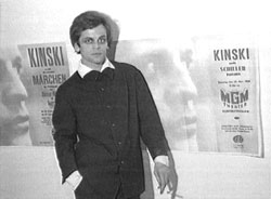Kinski vor dem Plakat zu seiner Tournee